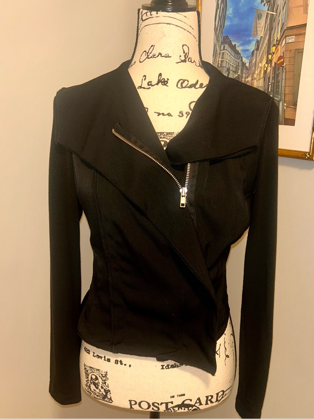 Beautifully styled lightweight jacket, 100% soft polyester w front zip closure S